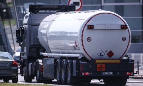 Iznenađenje u Sisku: Krenuo puniti cisternu, a iz nje poiskakali ljudi