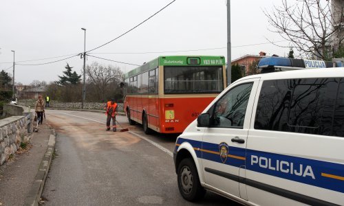 Autobus riječkog 'Autotroleja' zaustavio se na rubu provalije
