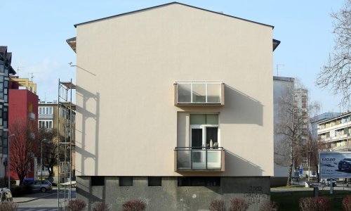 [FOTO/VIDEO] Svi se pitamo kako ovaj karlovački stanar izlazi na balkon