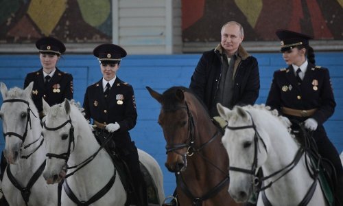 Putin ponovo jaše, ovoga puta povodom Dana žena