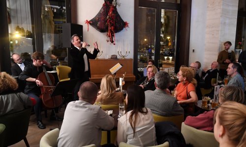 Povodom Dana žena Ivo Gamulin Gianni Zagrepčanke obradovao intimnim koncertom