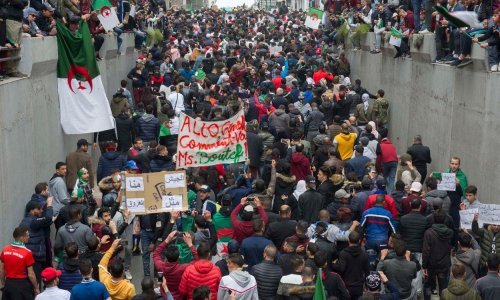 Više od 100 ozlijeđenih u prosvjedima u Alžiru