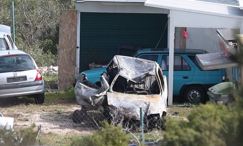 Teška nesreća kod Primoštena: Djevojka izgorila u autu, druga teško ozlijeđena