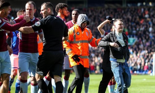 Englezi šokirani viđenim u gradskom derbiju; navijač ušao u teren i napao kapetana Aston Ville