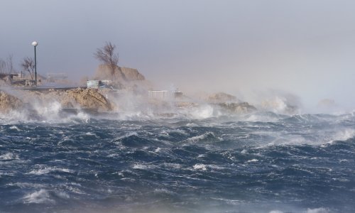 Pogledajte kako orkanska bura u Dalmaciji dere sve pred sobom