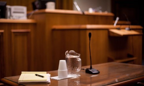 Produljen istražni zatvor ocu koji je bacio djecu s balkona