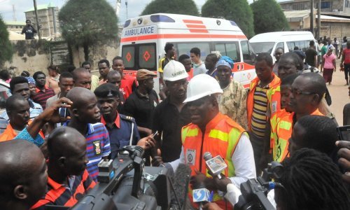 Puno ljudi, uključujući i djecu, zarobljeno pod ruševinama zgrade u Nigeriji