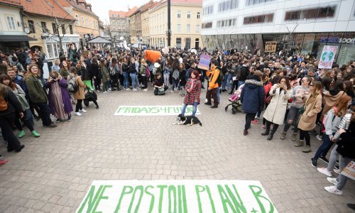 Zagrebački učenici na Markovu trgu uzvikivali: Spasimo planet!