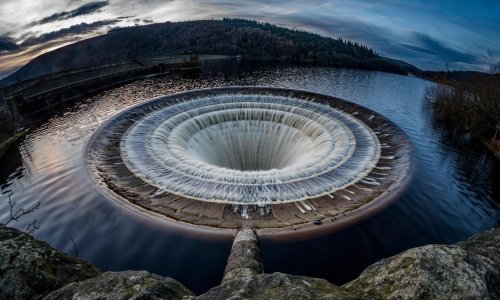 Prirodne i umjetne rupe u zemlji i vodi izgledaju kao vrata u druge svjetove