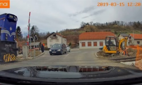 Vlak se zaustavio na prijelazu, vozači automobila nisu znali što bi