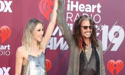 Legendarni glazbenik ne odvaja se od 40 godina mlađe djevojke