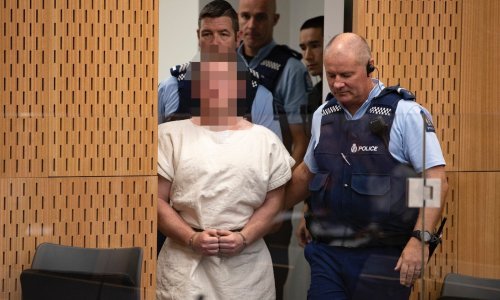 Ubojica iz Christchurcha mirno saslušao optužnicu, pomno motreći novinare