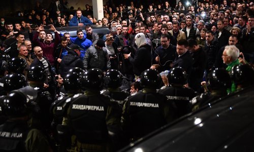 Drama u Srbiji: Specijalci izbacili prosvjednike iz zgrade javne TV, oni ne odustaju - dolaze Vučiću pod prozor!