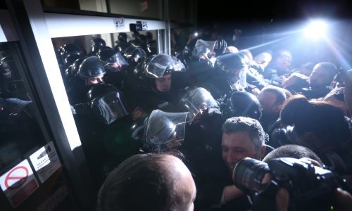 Pozadina dramatične večeri u Beogradu: Tko je upao u zgradu javne televizije, što traže i zašto su promašili metu