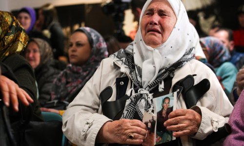 Srebreničke obitelji žrtava uz suze i uzvike pljeskom pozdravile doživotnu kaznu Karadžiću