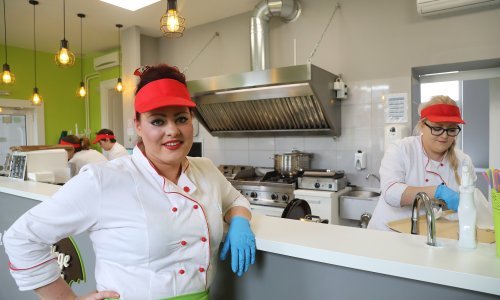 Slavoncima je umjesto kulena ponudila salatu: S karmina ne mo'š kući dok nisi liznuo malo janjetine. Ja sam krenula svojim putem