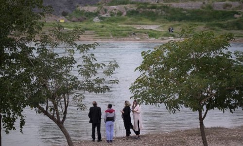 Potonuo brod koji je obitelji prevozio na piknik, najmanje 54 mrtvih i 28 nestalih