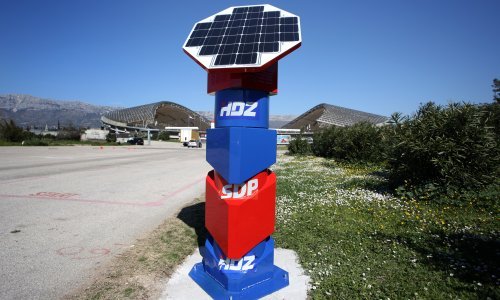 Nepoznati počinitelj ukrasio foto-stup u Splitu naljepnicama HDZ-a i SDP-a