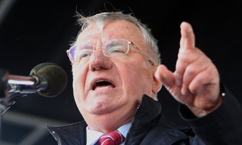 Vojislav Šešelj opet provocira: Usred Beograda zapalio zastave EU-a i NATO-a