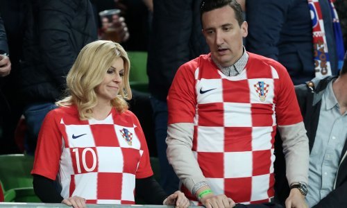 Predsjednica se cijeli dan slikala s navijačima, na tribinama odjenula i dres, a na koncu se zahvalila Daliću i igračima