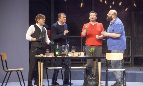 Satirički obračun s rodno uvjetovanom raspodjelom moći i klišejima o prirodi muško-ženskih odnosa