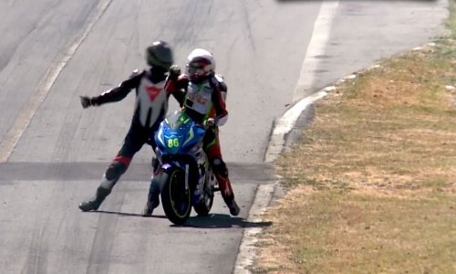 Nevjerojatne scene na utrci motociklista; oba su vozača zbog ovog incidenta na trkaćoj stazi zaradila drastične kazne
