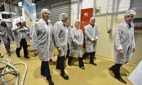 [FOTO] Kolinda Grabar-Kitarović posjetila zadarsku tvornicu sokova i likera Maraska