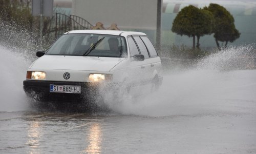 HAK upozorava: Ceste mokre i skliske, mogući su i odroni
