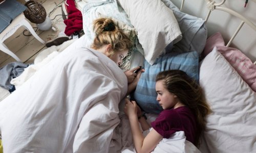 Zbog korištenja mobitela polovica mladih osjeća se umorno i zanemaruje odgovornosti