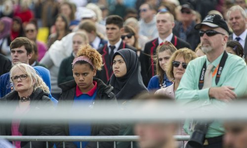 Tiho mnoštvo tijekom komemoracije u Christchurchu slušalo imena žrtava u džamiji