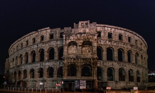 Na pulskoj Areni, dubrovačkim zidinama i zagrebačkoj katedrali u subotu je bila ugašena rasvjeta. Evo i zašto