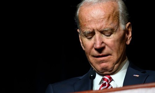 Biden će više poštivati 'privatni prostor' nakon optužbi za dodirivanje žena na političkim skupovima