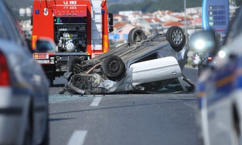 [FOTO] Auto udario u ogradu i prevrnuo se na krov, jedna osoba ozlijeđena