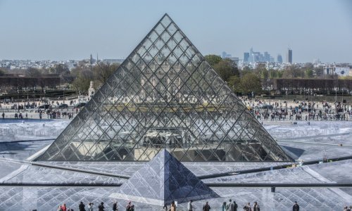 Poznati umjetnik napravio golemi kolaž ispred Louvrea, ne sluteći da će mu djelo pregaziti horda posjetitelja