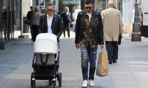 Modno usklađeni: Marko Tolja sa suprugom Anom i jednomjesečnim sinom prošetao centrom Zagreba