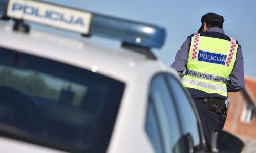 Dvije osobe poginule u slijetanju s autoceste A3, auto se zapalio