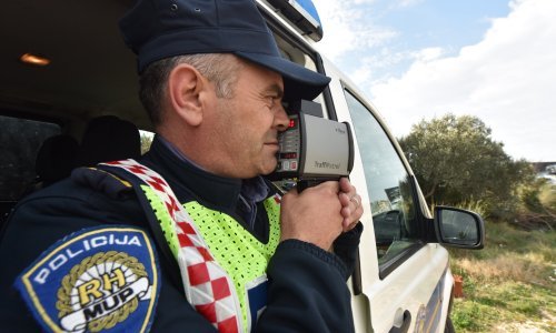 Sindikat policije traži pregovore o regresu, božićnici i daru za djecu