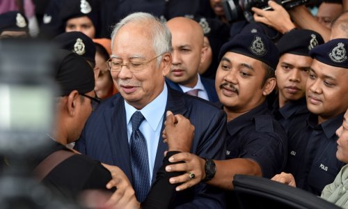 Osramoćeni bivši premijer pozvao na molitvu uoči početka suđenja za korupciju