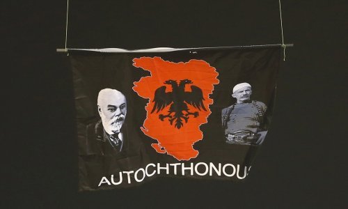 Tko su likovi na zastavi s mapom Velike Albanije?