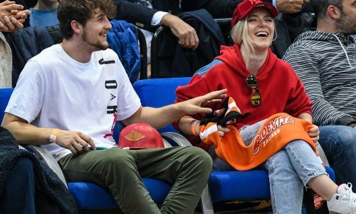 Prvi put zajedno u javnosti: Pjevačica Zsa Zsa s dečkom na košarkaškoj utakmici