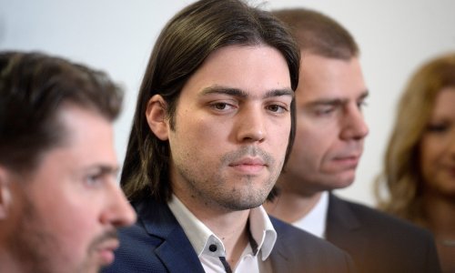 Živi zid povukao neočekivan potez i ironično poručio: 'Diletanti, sektaši, potkapacirani, idioti...'