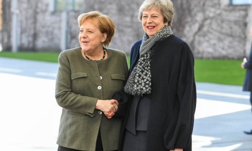 [VIDEO] Sama na crvenom tepihu: Pogledajte kako je Theresa May 'izvisila' u Berlinu