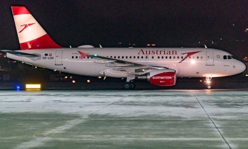 Trojac prerušen u vojnike iz aviona Austrian Airlinesa ukrao milijune eura