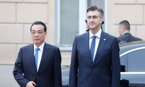 Kineski premijer u Vladi, s Plenkovićem potpisuje deset ugovora, razmjenjuju i zanimljive poklone