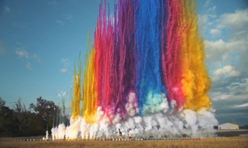 Usporena snimka šarenog vatrometa ostavlja bez daha