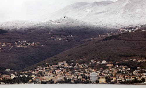 Snijeg nadomak mora, pada na Učki i Platku; snježna granica spustila se na 500 metara nadmorske visine