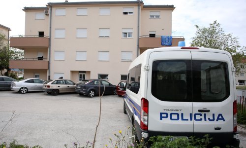 Talačka kriza u Kaštel Lukšiću završena prisilnim upadom policije u stan