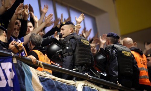 KK Zadar se zbog rukometaša vratio u legendarne Jazine, neredi navijača izazvali prekid