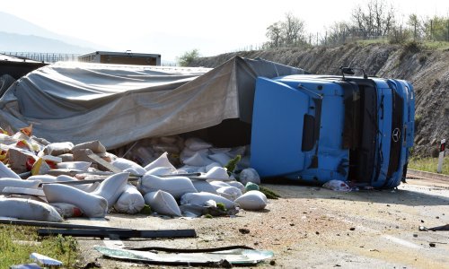 Šleper prepun tereta prevrnuo se na autocesti A1