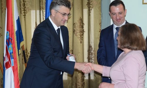 Uručeni ključevi kuća obiteljima kojima su domovi uništeni u klizištu